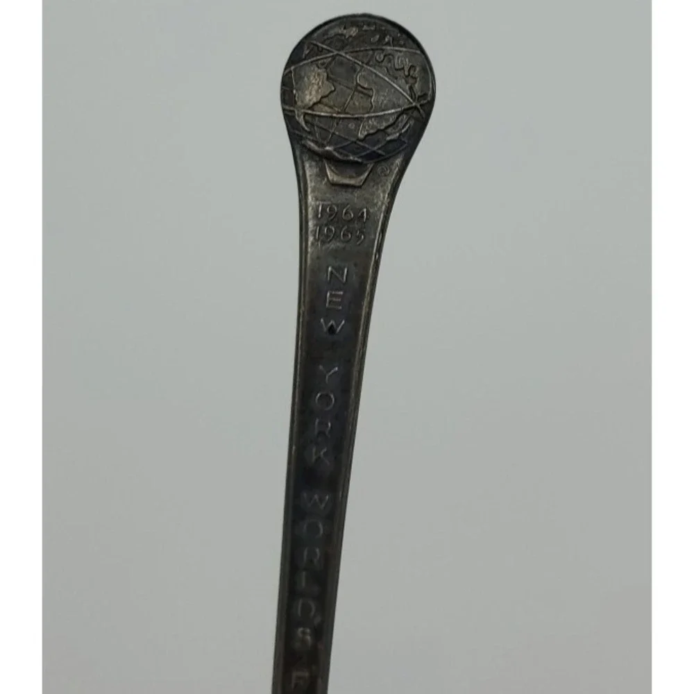 Vtg Oneida Silversmiths New York World's Fair 1964 Souvenir Spoon 3.75in tarnish
